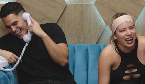 Ornella Sierra y Miguel Bueno se besan.