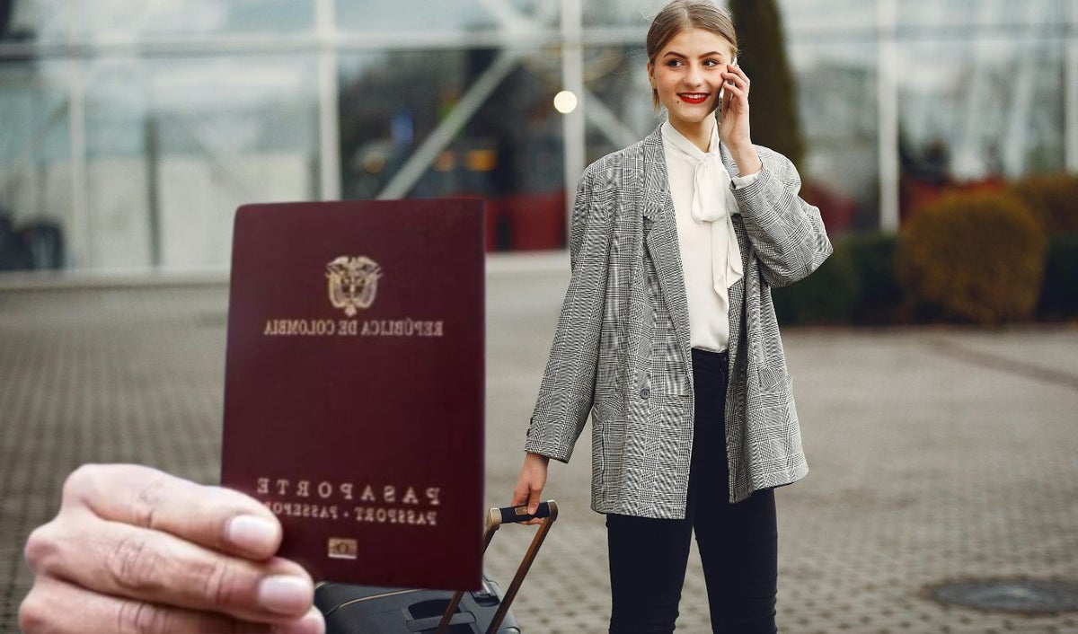 Pasaporte y una mujer con una maleta