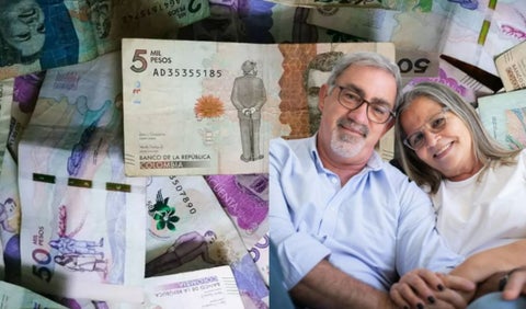 Dinero y pareja mayo feliz