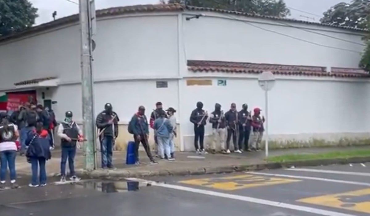 Manifestantes se toman la Nunciatura Apostólica en Bogotá