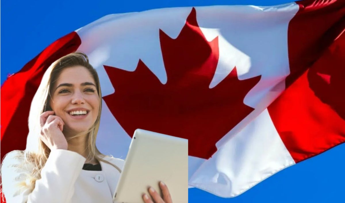 Bandera de Canadá y mujer feliz