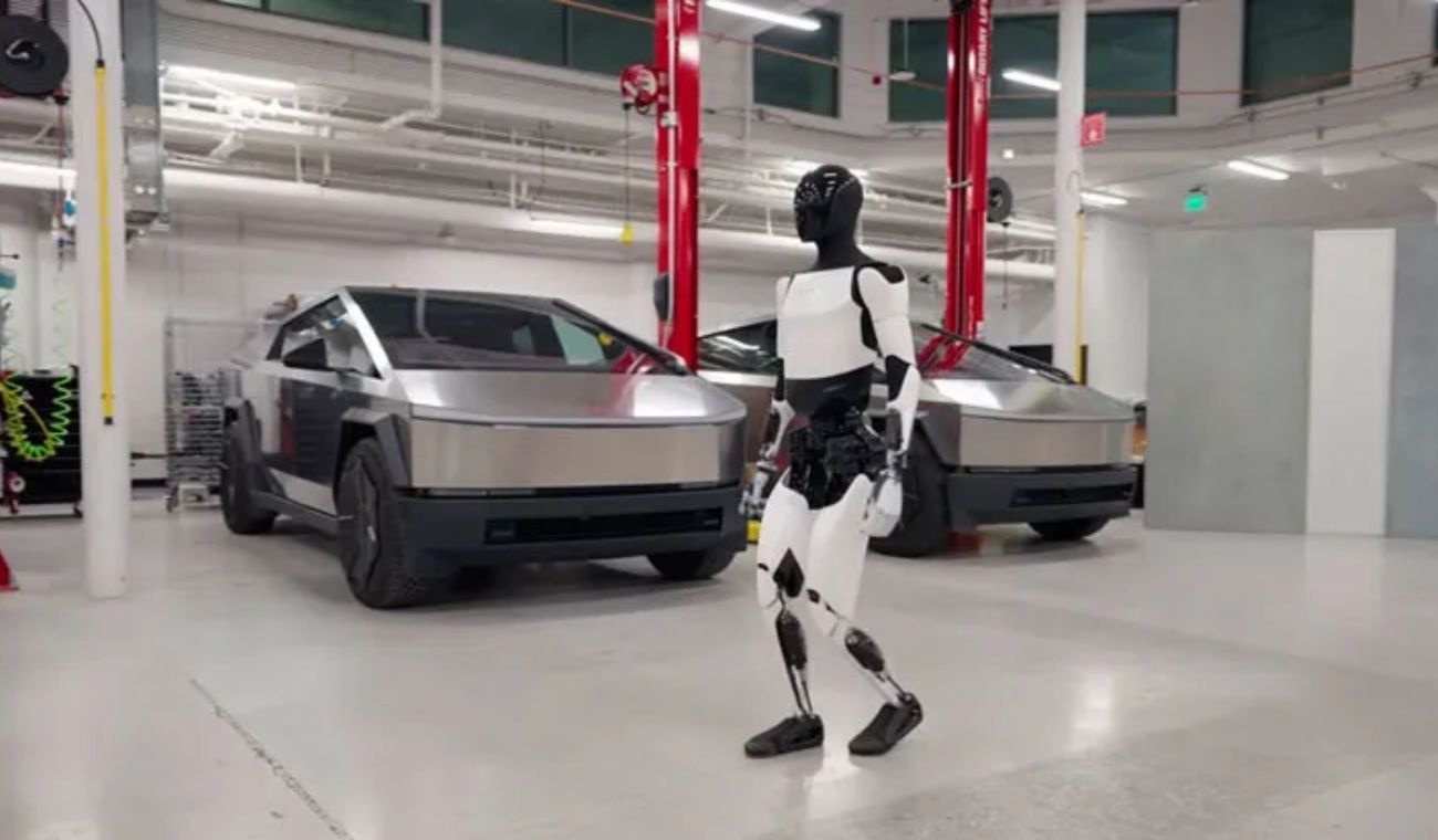 Elon Musk anuncia que dos robots humanoides ya trabajan en su empresa Tesla