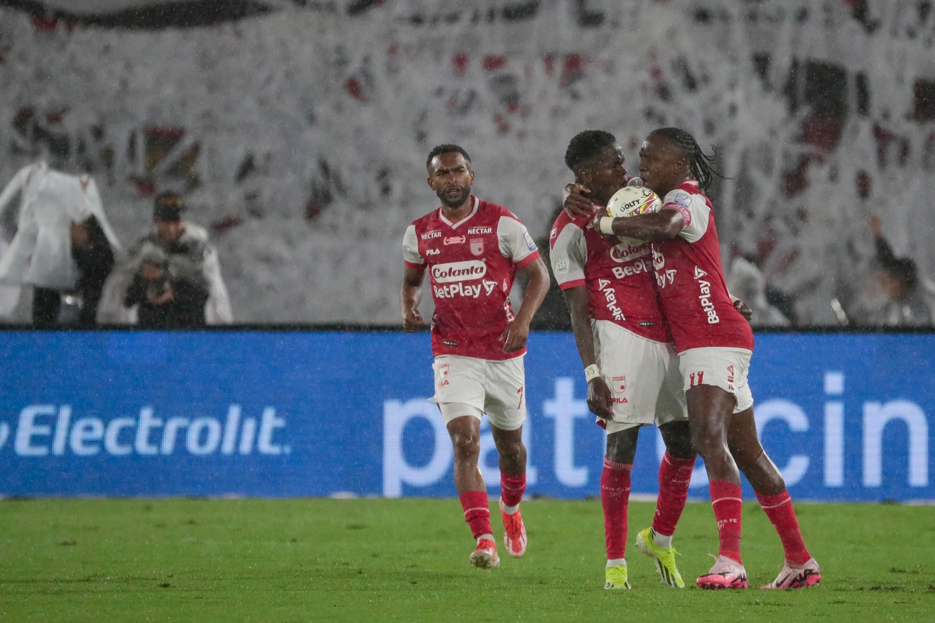 Hugo Rodallega anota gol del 10 en final Liga Betplay entre Santa Fe y Bucaramanga. Delantero ex Selección Colombia empata serie por título en menos de 10 minutos