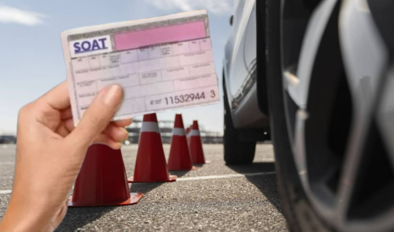 Un carro y un carnet de SOAT