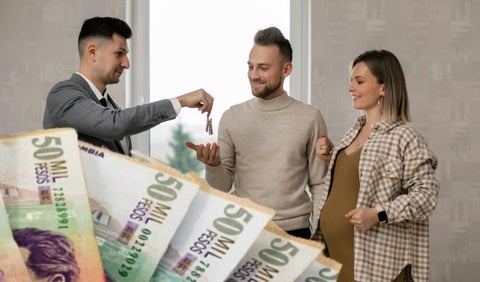 Una familia comprando una casa y billetes