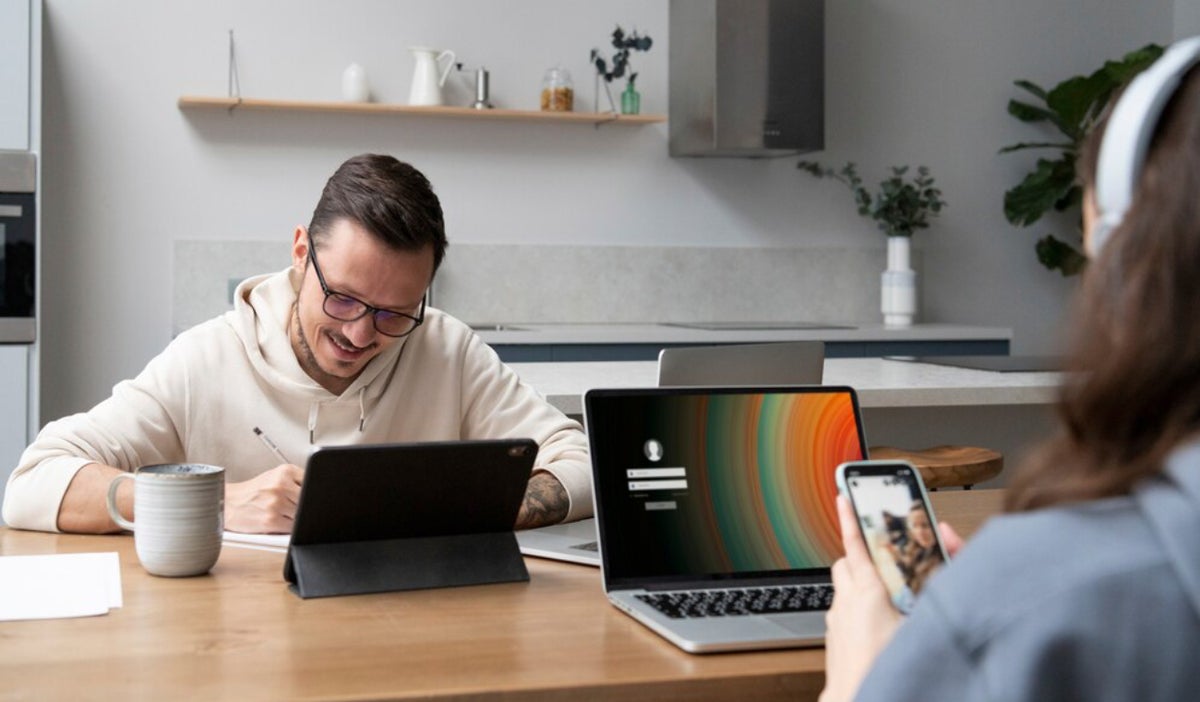 El trabajo híbrido: el futuro laboral que combina flexibilidad y productividad