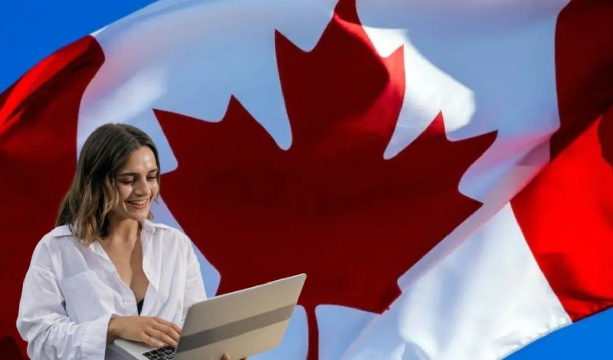 Bandera de Canadá y mujer con portátil