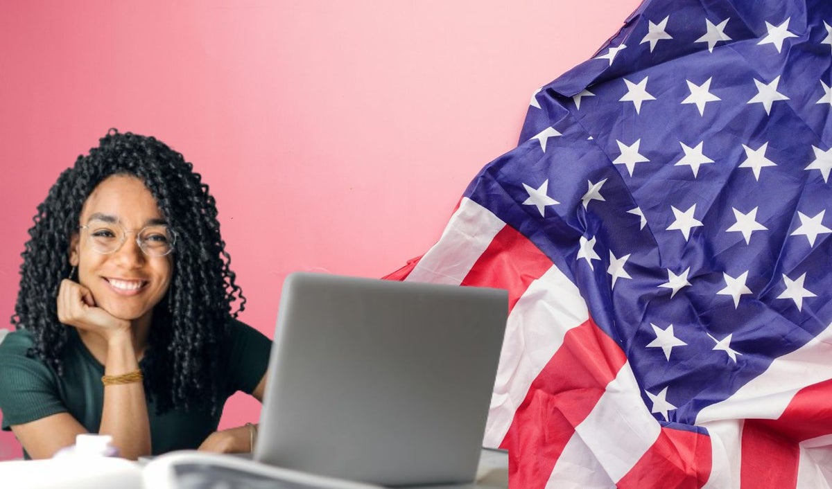 Bandera de Estados Unidos y una mujer con un computador