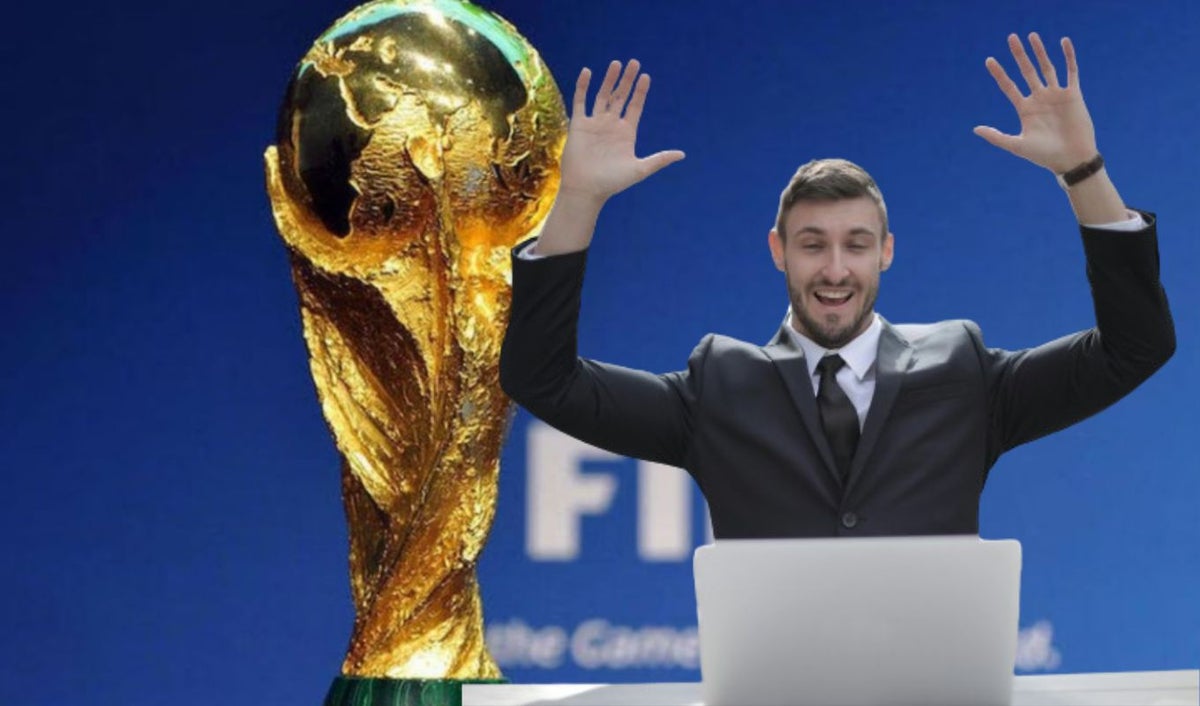FIFA y un hombre con un computador celebrando