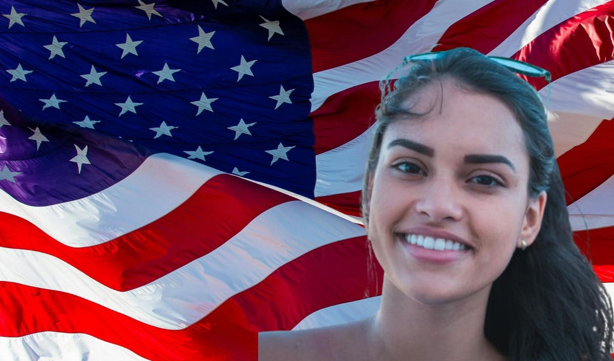 Bandera de Estado Unidos y una mujer sonriendo