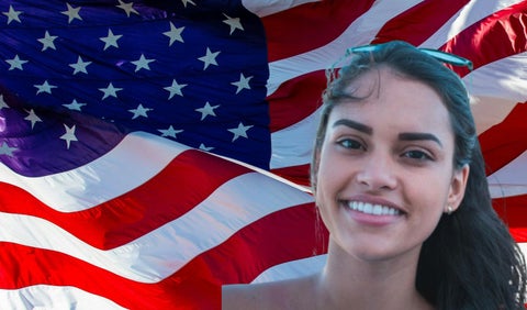 Bandera de Estado Unidos y una mujer sonriendo
