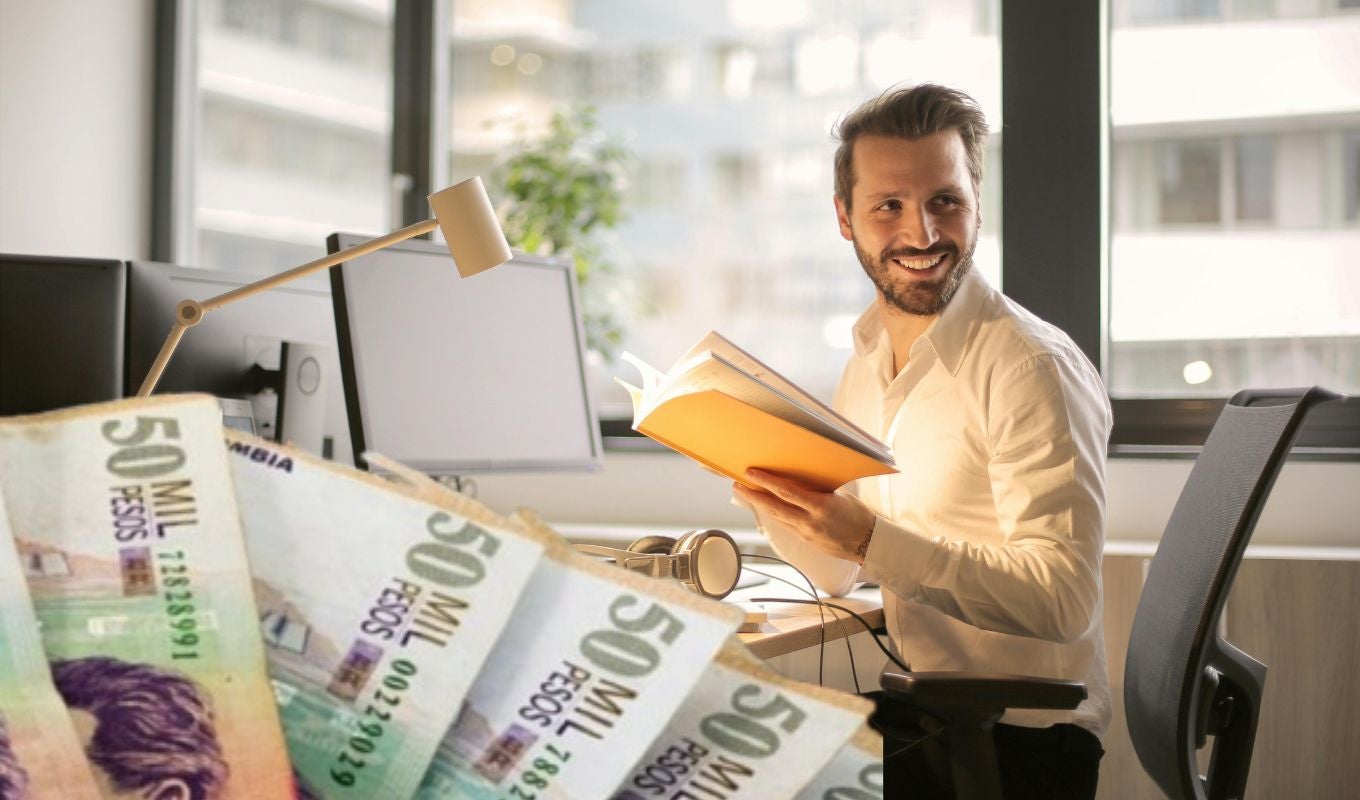 Persona en un escritorio trabajando y billetes