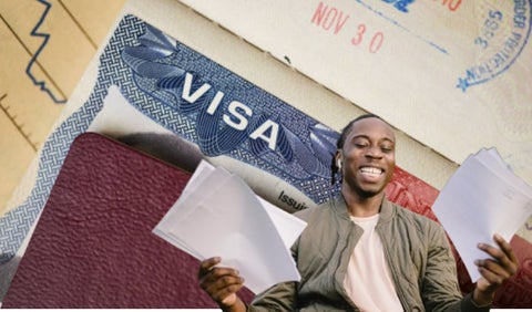 Visa, pasaporte y un hombre con papeles celebrando