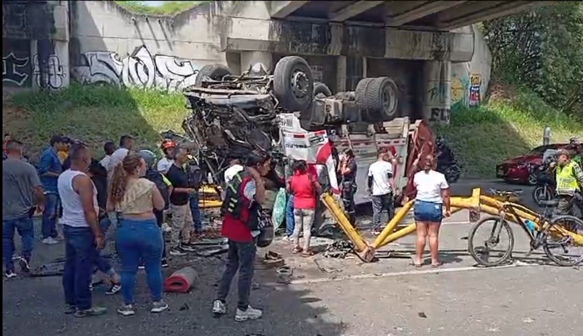 Camión cayó a la recta Cali- Palmira