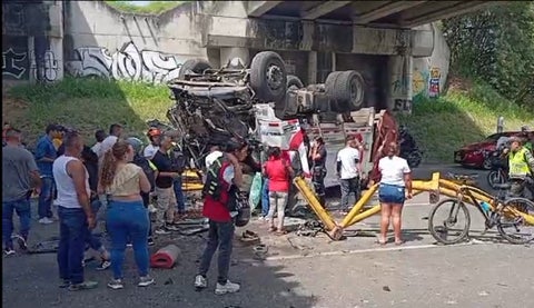 Camión cayó a la recta Cali- Palmira