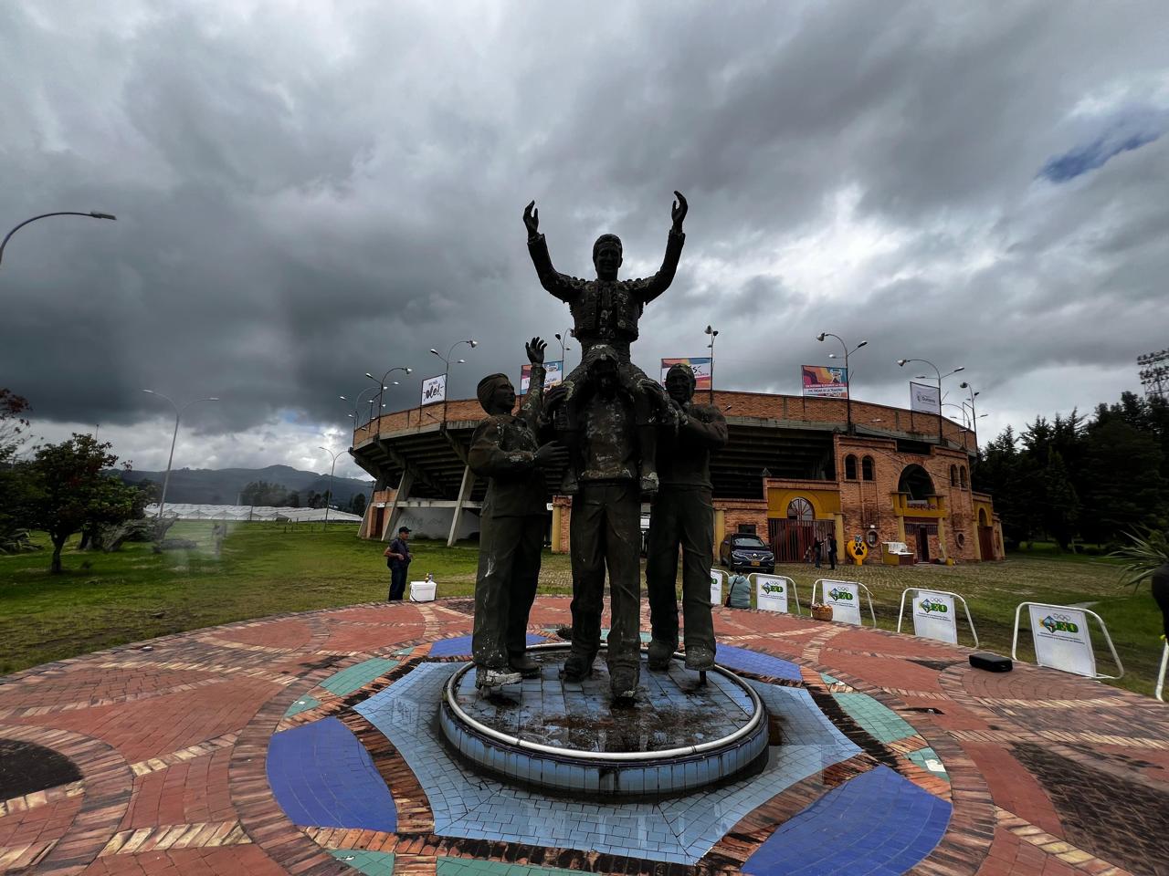 Retiran la estatua del torero César Rincón, la cual estaba en la antigua plaza de toros de Duitama