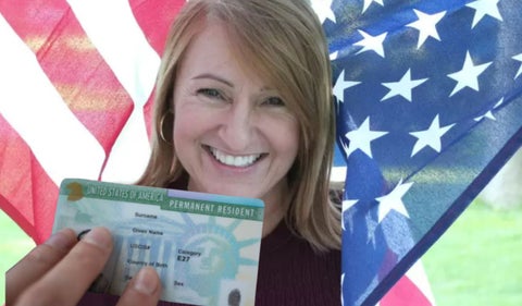 Mujer con la bandera de Estados Unidos