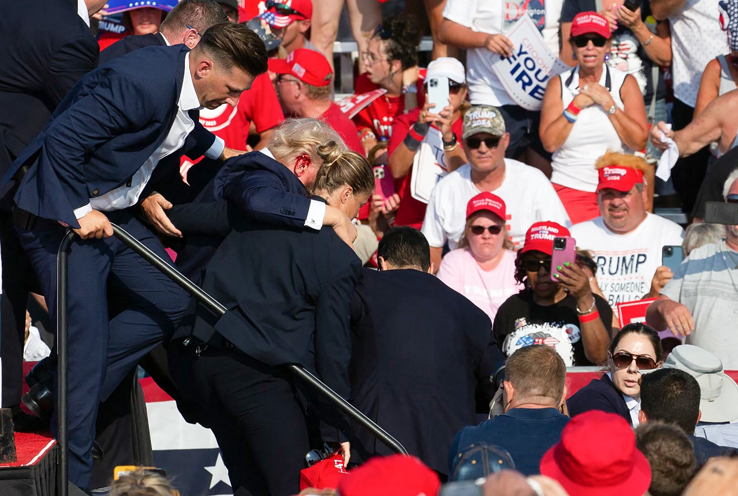 Expresidente Donald Tromp herido en evento político en EE.UU.