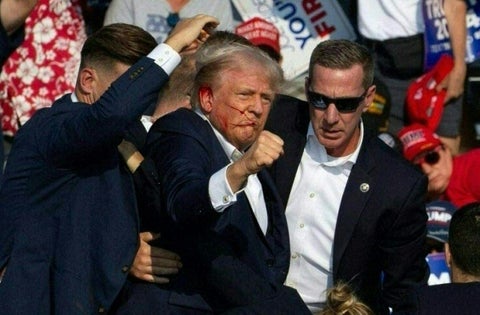 Expresidente Donald Trump durante mitin político en el que resultó herido