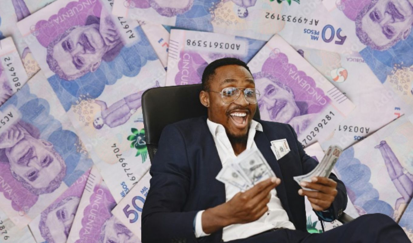 Billetes colombianos y un hombre celebrando