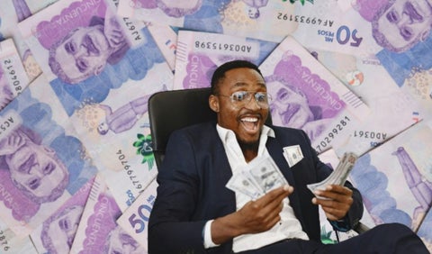 Billetes colombianos y un hombre celebrando