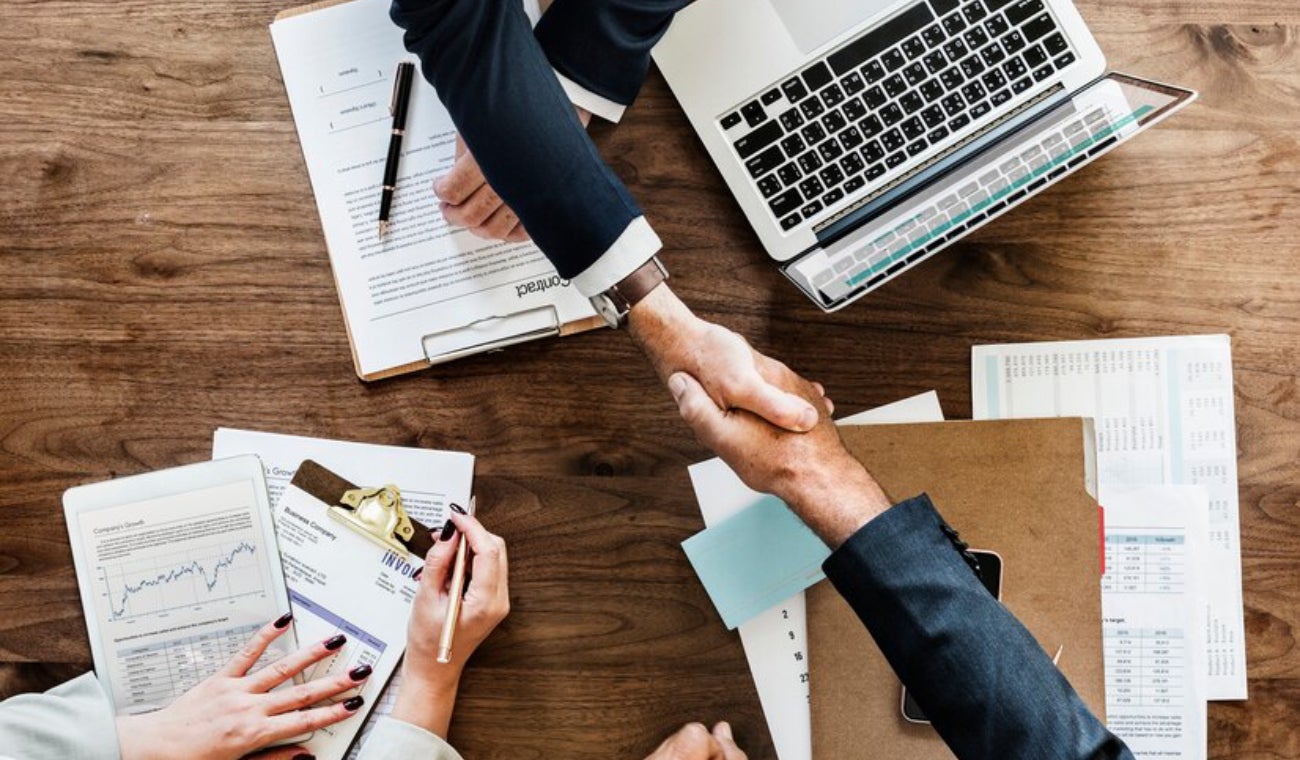 Conozca algunos factores claves para ser feliz en el trabajo