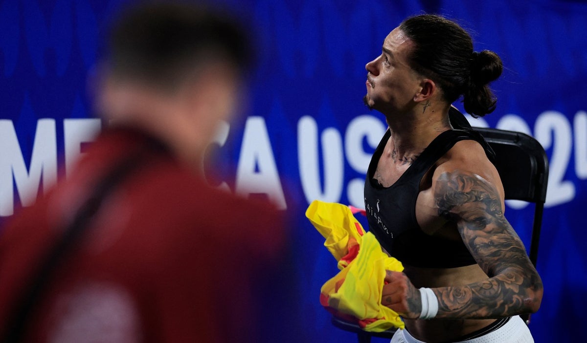 Darwin Núñez, delantero de Uruguay, arrojando una silla a hinchas