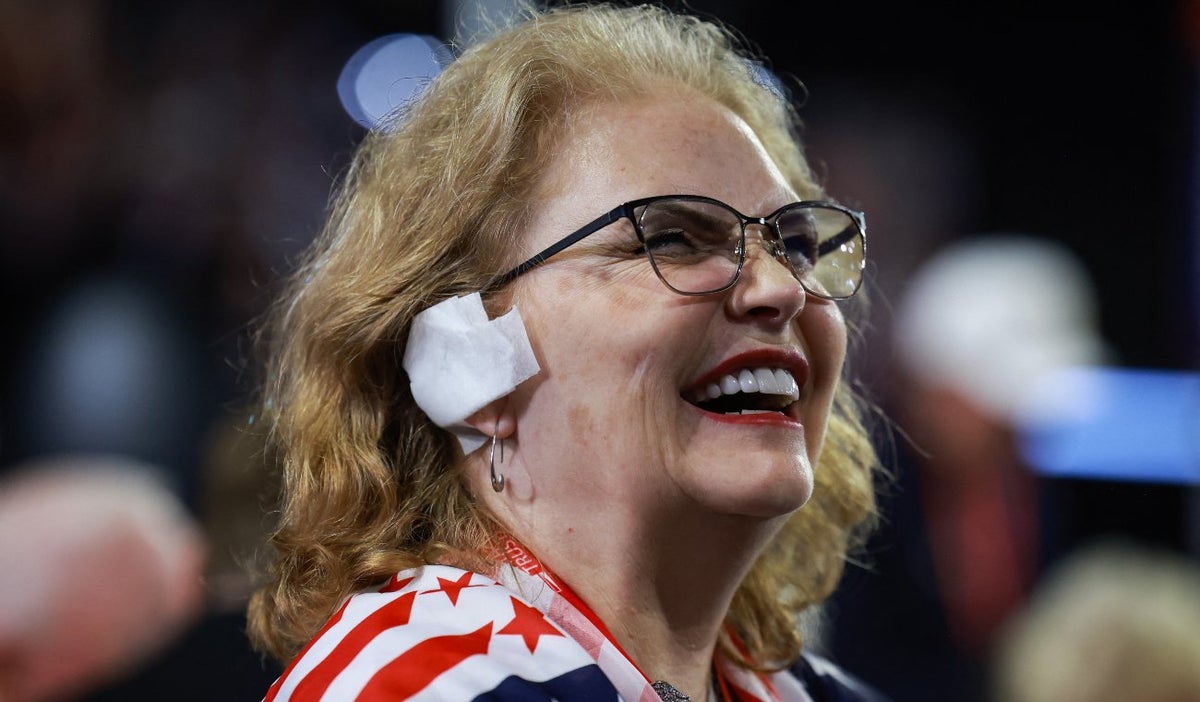 Susan Ellsworth, delegada republicana por Arizona, usando una venda en apoyo a Donald Trump