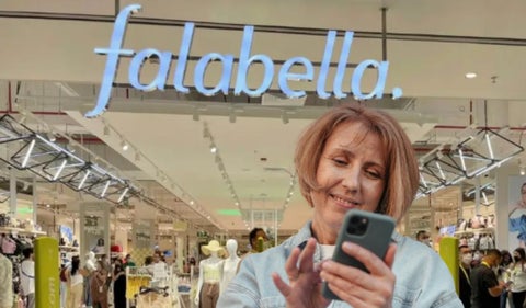 Falabella y una mujer con un celular