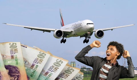 Avión, billetes de $50.000 y persona feliz