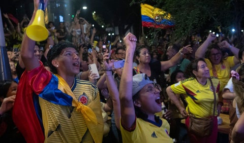 Colombianos festejando victoria de Colombia