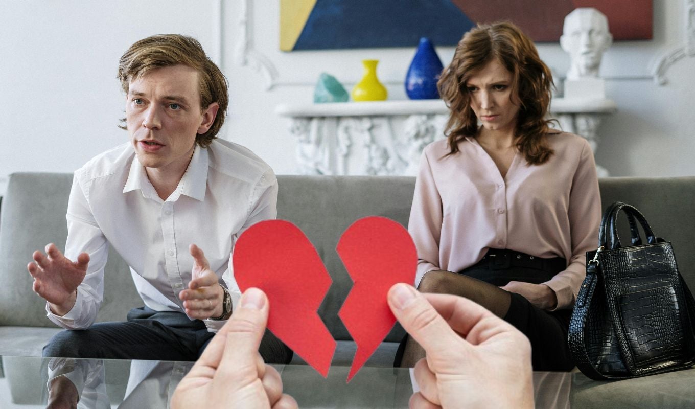 Pareja peleando y un corazón roto
