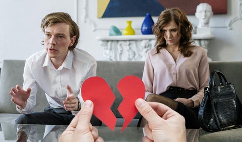 Pareja peleando y un corazón roto