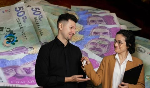 Billetes y dos personas con llaves de una casa
