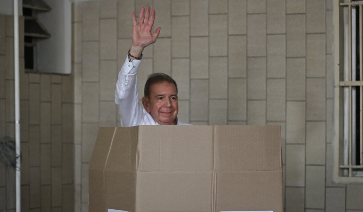 Edmundo González, candidato opositor presidencial de la Plataforma Unitaria Democrática PUD de Venezuela, ofrece mensaje de unidad tras votar.