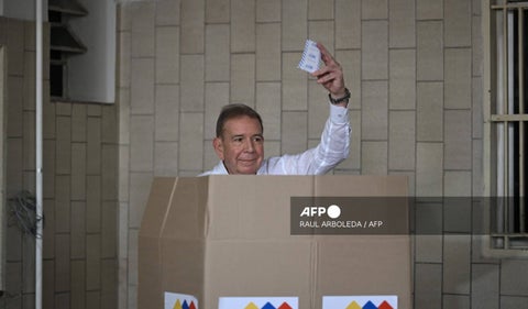 Edmundo González, votando en Caracas
