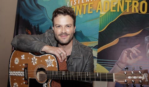 Gusi con su guitarra