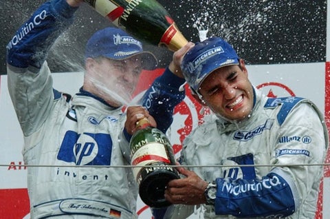 Ralf Schumacher, hermano de Michael Schumacher, comparte una foto con su pareja en redes sociales, revelando su relación con otro hombre. Mensaje claro: 'Lo más bonito de la vida es tener a tu lado a la pareja adecuada'. Apoyo de su hijo David Schumacher