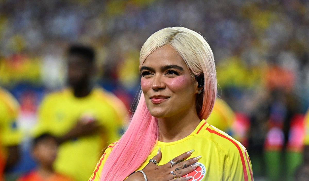 Karol G cantanto del himno de Colombia en la final de la Copa América