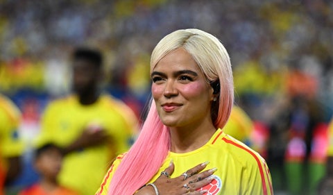 Karol G cantanto del himno de Colombia en la final de la Copa América