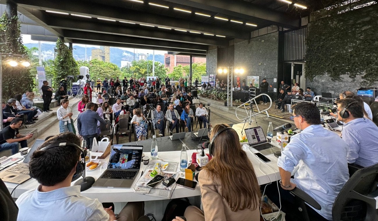 La mesa de La FM de RCN en Medellín