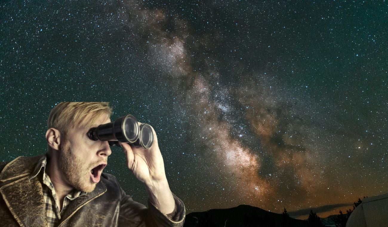 Lluvia de estrellas perseidas y un hombre observando