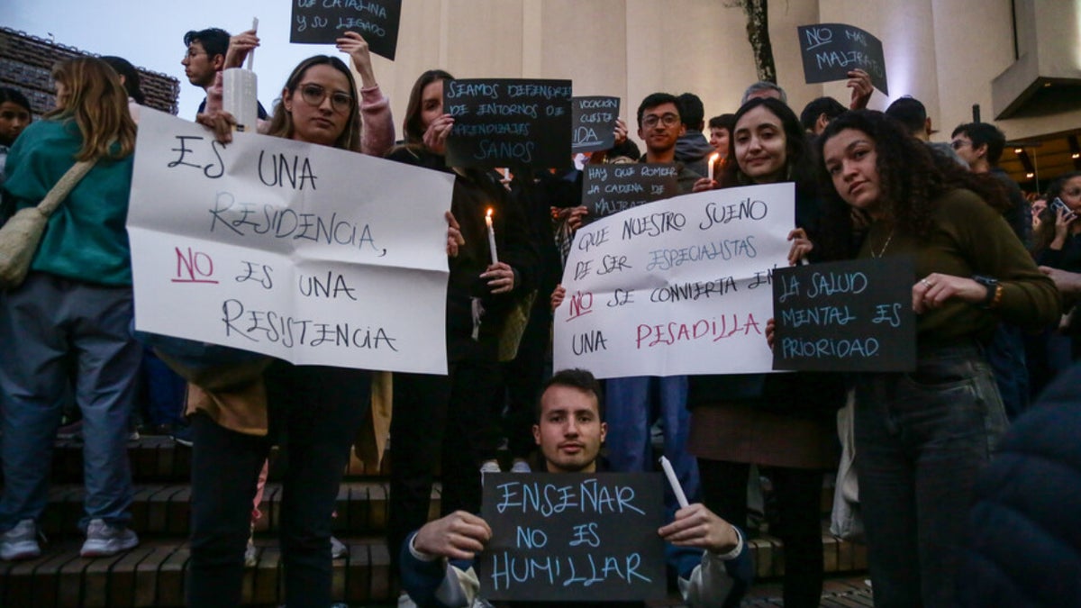 Padre denuncia maltrato a médicos residentes en universidades