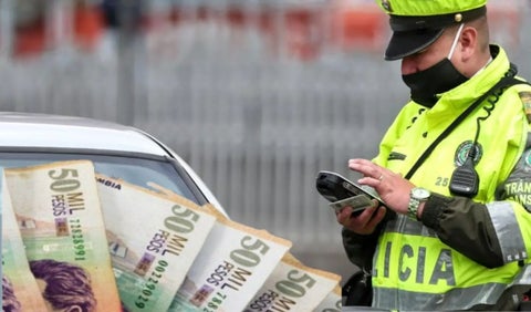 Policía de tránsito y billetes