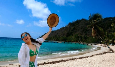 Playa de Necoclí, Antioquía y una mujer con un sombrero