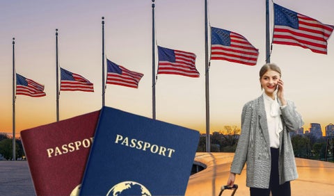Pasaporte de Estados unidos y una mujer con maletas