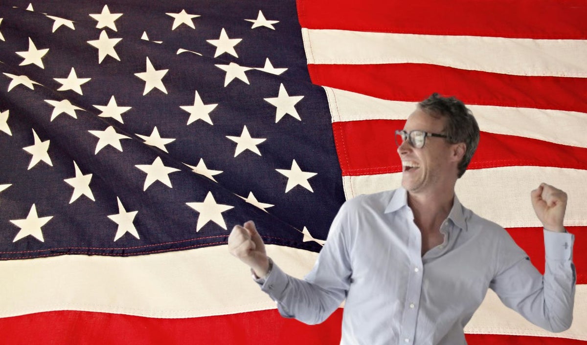 Bandera de Estados Unidos y una persona celebrando
