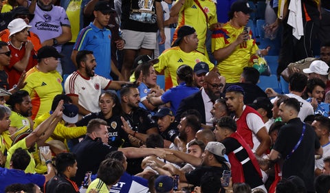 Pelea de jugadores uruguayos con hinchas colombianos