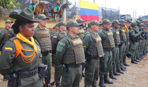 Alejandro Eder recibe a los primeros 100 policías para la COP16