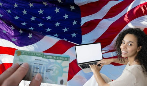 Bandera de Estados Unidos, green card y una persona sonriendo